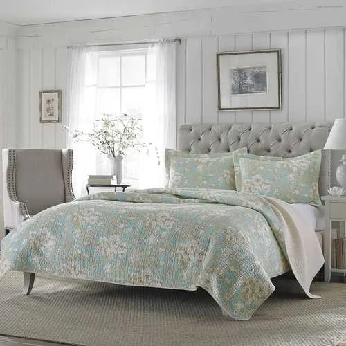 cozy cotton comforter-King size 3-Piece Reversible Cotton Quilt Set with Seafoam Blue Beige Floral Pattern